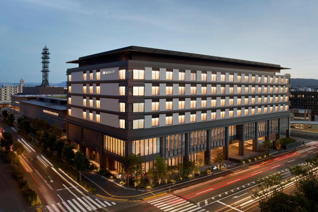 ein großes Bürogebäude mit einer Straße davor in der Unterkunft JW Marriott Hotel Nara in Nara