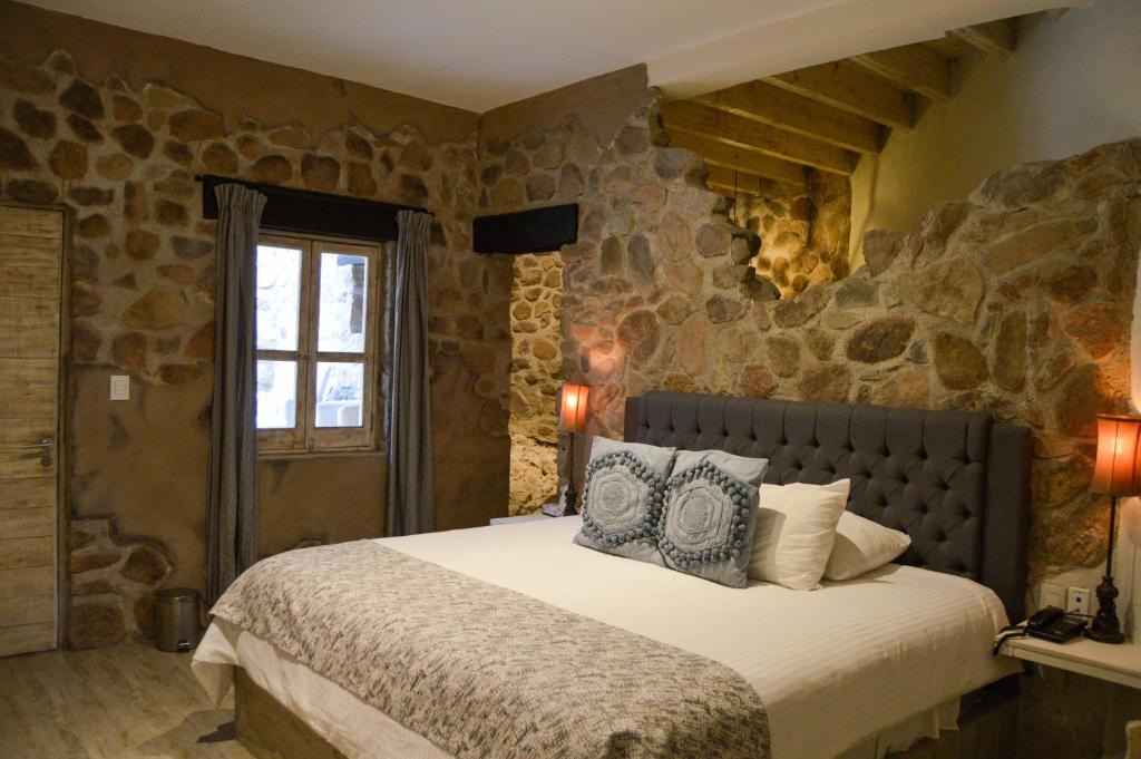 Una cama o camas en una habitación de Hotel de Piedra