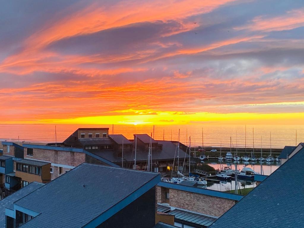 O pôr ou nascer do sol visto do apartamento ou dos arredores