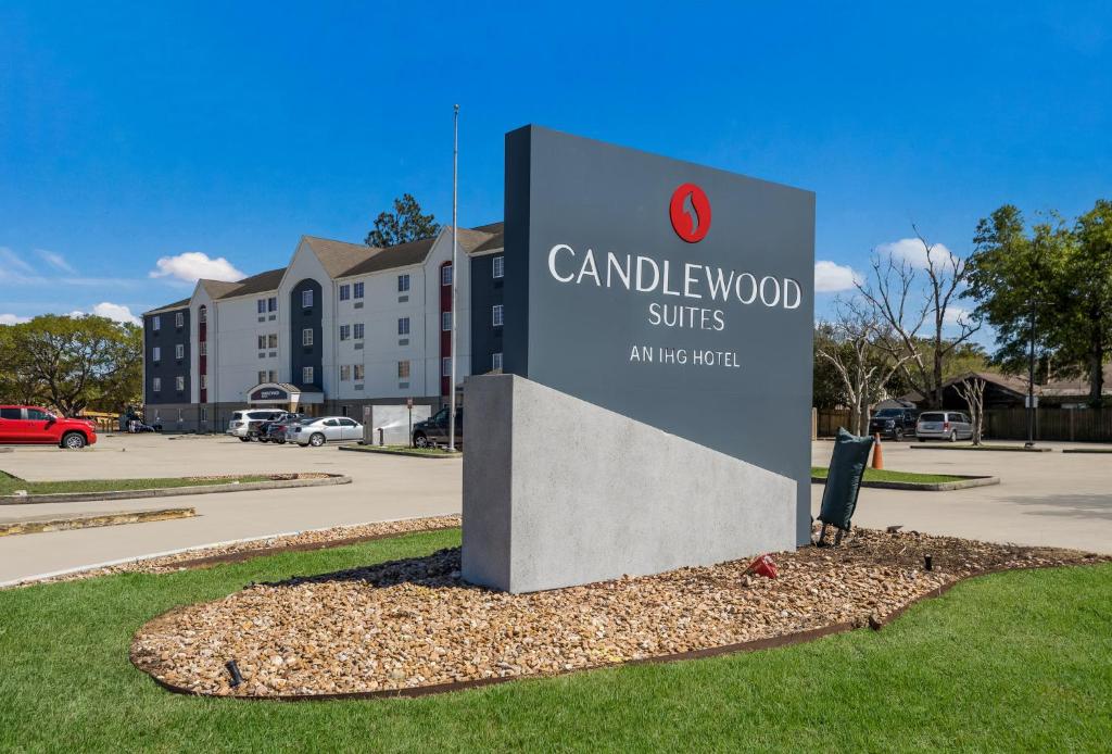 ラファイエットにあるCandlewood Suites Lafayette - River Ranch, an IHG Hotelの駐車場のカネラウッドスイートの看板