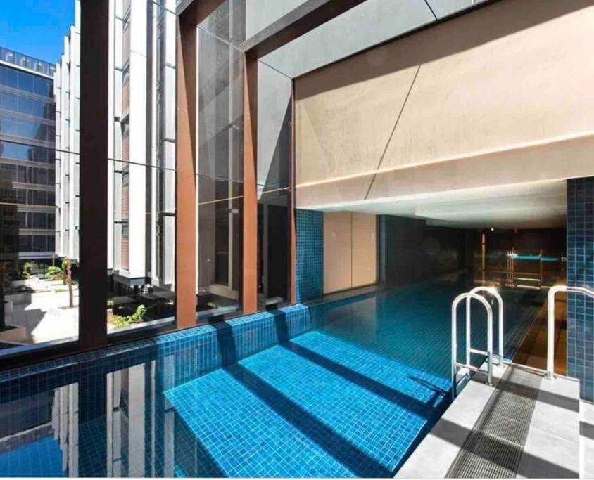 Bazén v ubytování Midnight Luxe 2BR 2Bath Apartment 408 in the heart of Braddon Pool Sauna L4 Views Secure Parking Wine WiFi nebo v jeho okolí