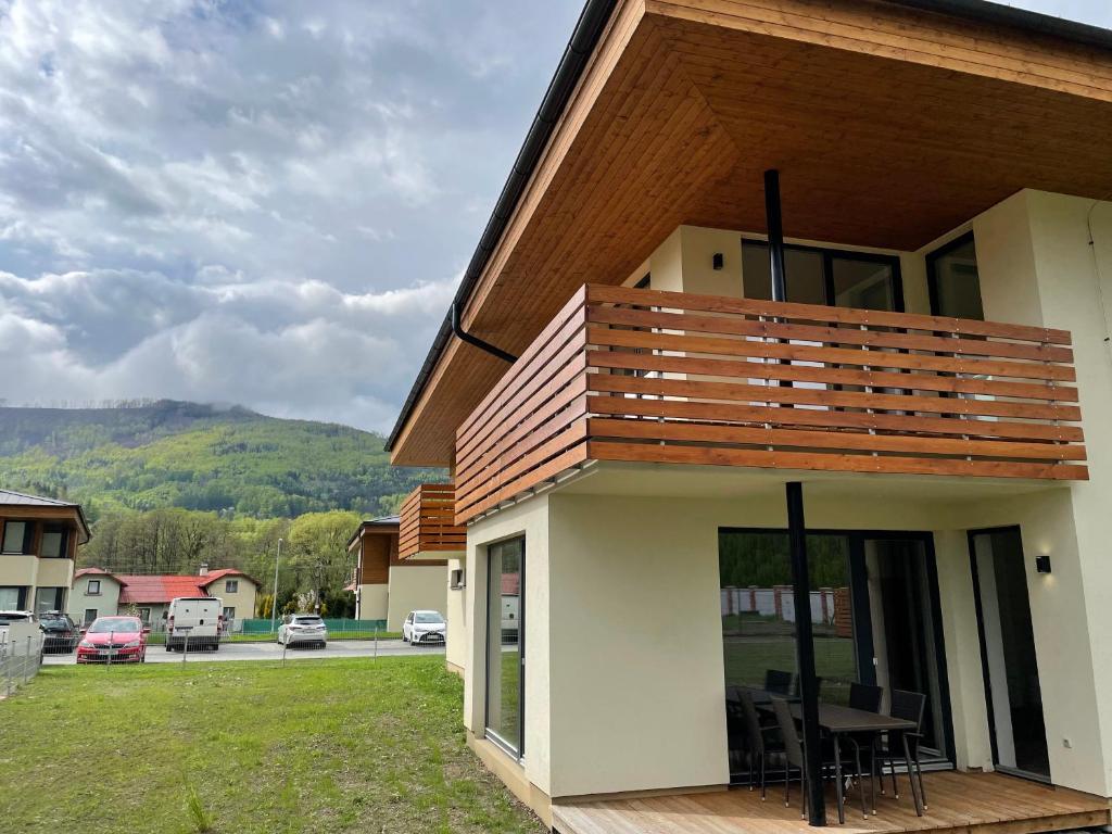 een huis met een terras aan de zijkant bij Apartmán za kostelem Čeladná in Čeladná