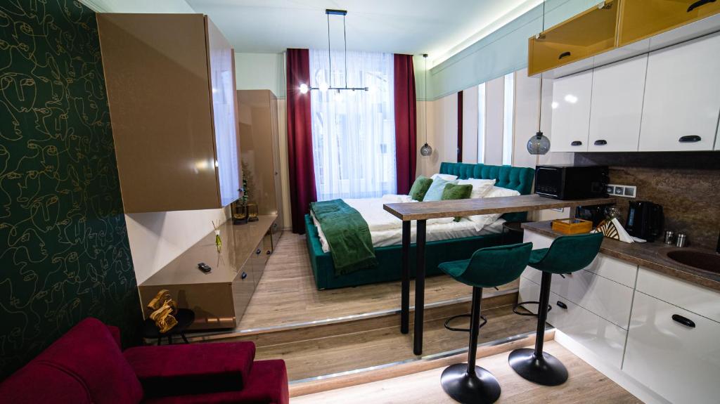 une chambre avec une cuisine et un salon dans l'établissement Dream Apartments, à Szeged