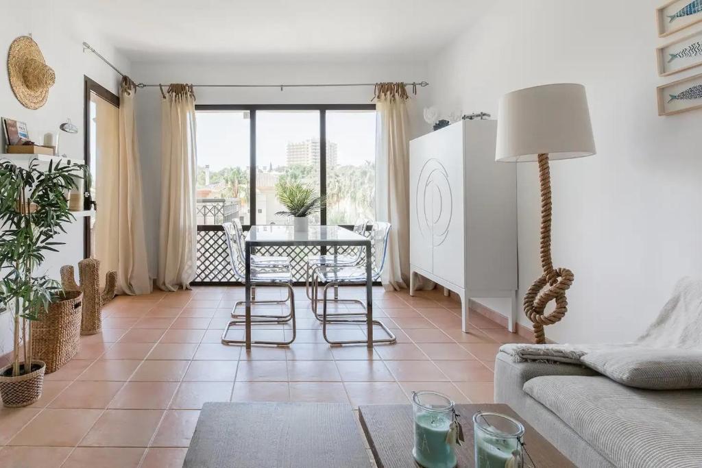 Zona d'estar a Marbella Rio Real apartment