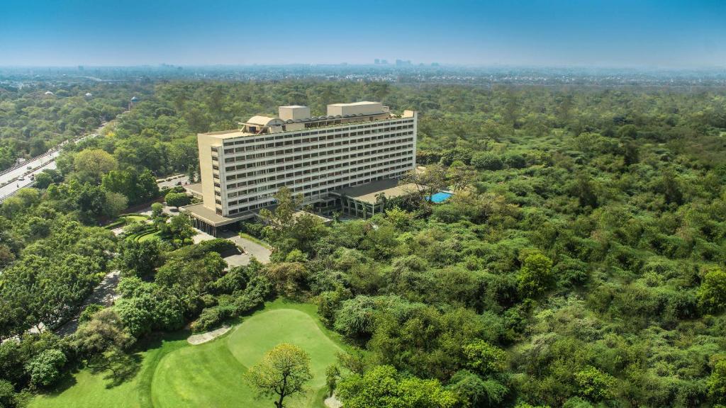 vista sull'alto di un edificio su un campo da golf di The Oberoi New Delhi a Nuova Delhi