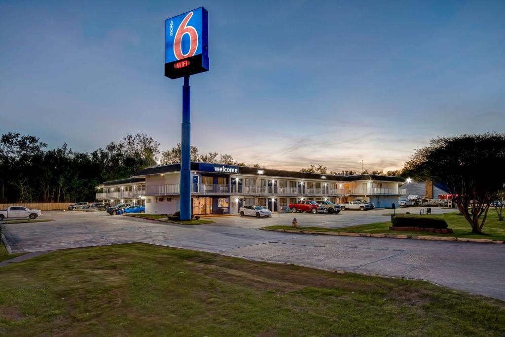 un distributore di benzina con un cartello in un parcheggio di Motel 6-Port Allen, LA - Baton Rouge a Port Allen