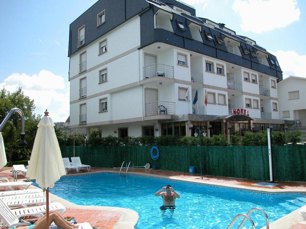 The swimming pool at or close to Hotel Piñeiro 2 Estrellas Superior