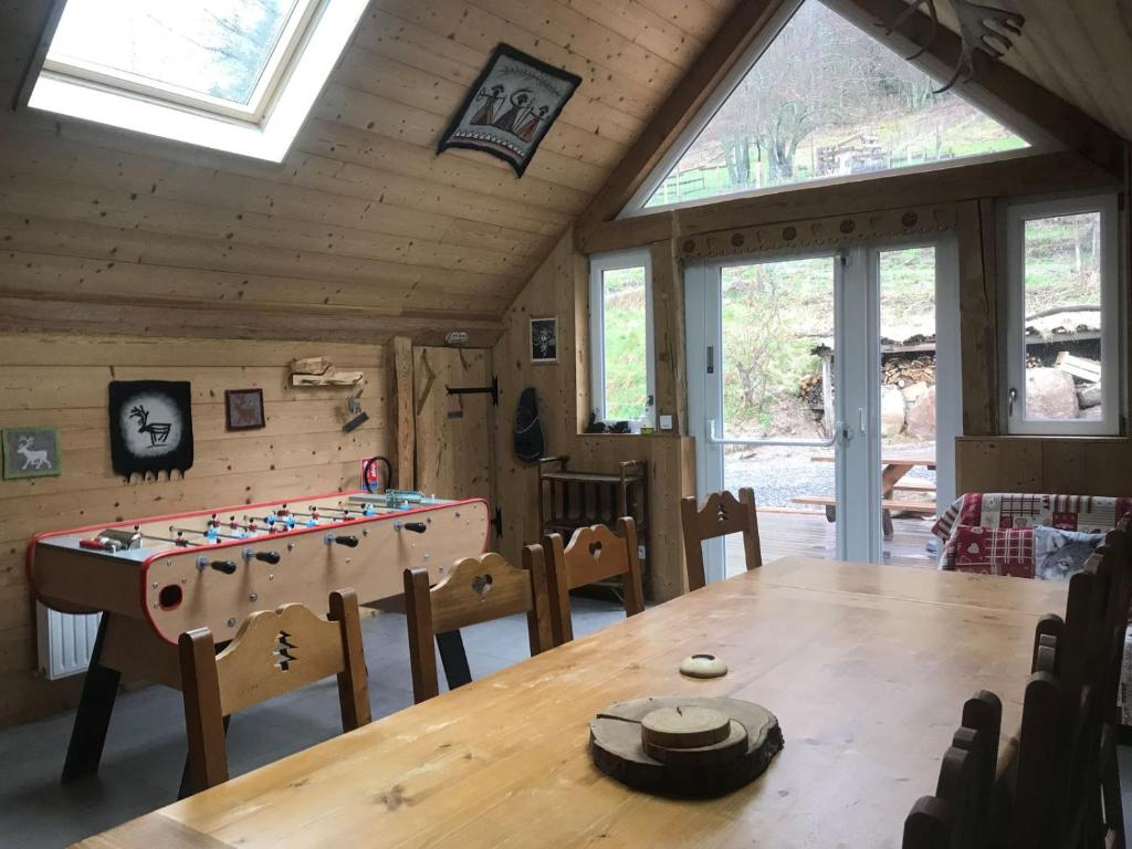 - une salle à manger avec une table et un échiquier dans l'établissement Chambre d'hôtes Carélie et Laponie, à Orbey