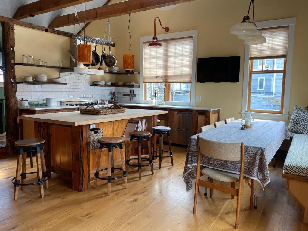 Kitchen o kitchenette sa Magical Post And Beam Loft Downtown Newport!