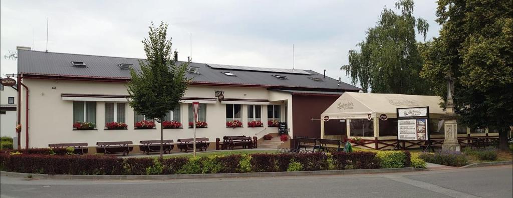 um edifício com mesas e cadeiras em frente em Na Rybníčku Bohutín em Bohutín