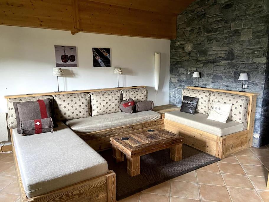 een woonkamer met een bank en een tafel bij Three bedroom Apartment, Samoens, Grand Massif in Samoëns