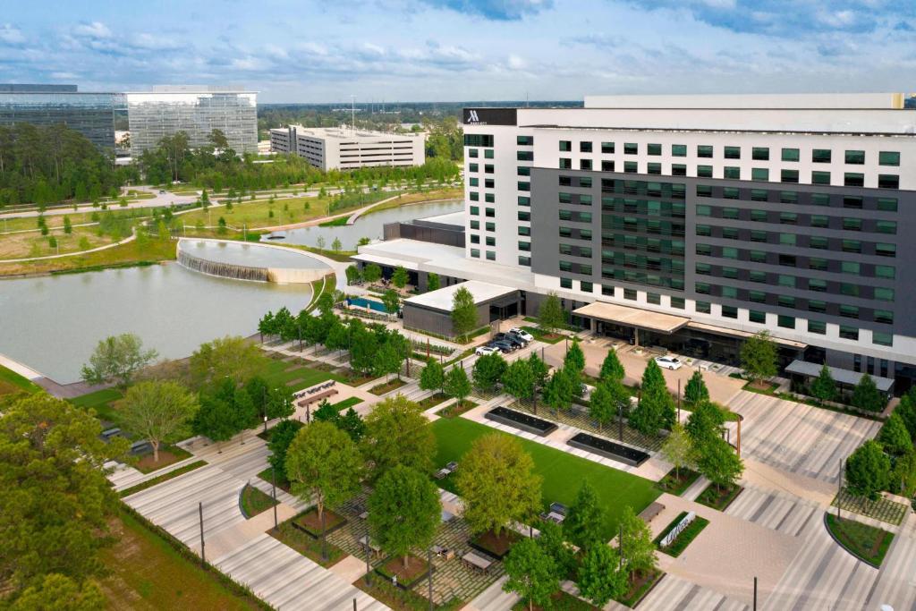 uma vista aérea de um edifício com um parque em Houston CityPlace Marriott at Springwoods Village em The Woodlands