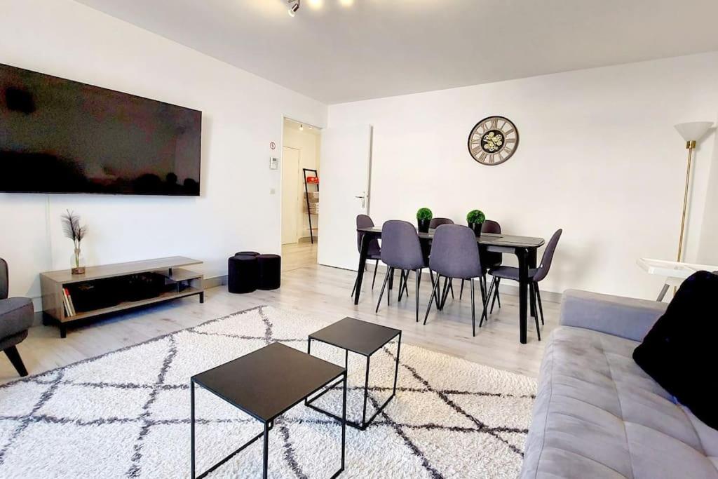 Televizors / izklaižu centrs naktsmītnē Cosy Home 2, Cergy Le Haut, 6 personnes, 3 min gare, 30 min Paris, parking privé