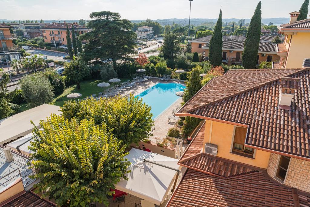 uma vista para uma piscina a partir de uma casa em Hotel Gardenia Sirmione em Sirmione