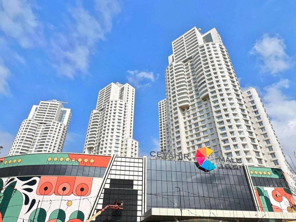 un edificio con una sombrilla colorida delante de edificios altos en Azure Luxury Sky Apartment, en Skopje