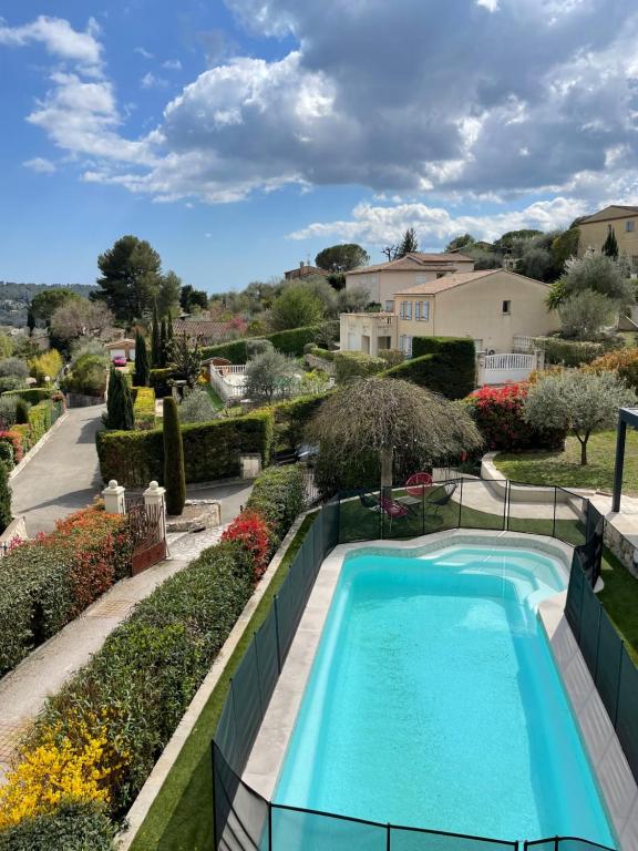 een zwembad midden in een tuin bij Gîte des Restanques in Grasse