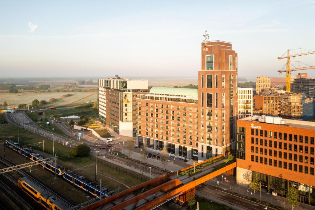 uma vista aérea de uma cidade com edifícios e um comboio em The Den, 's-Hertogenbosch, a Tribute Portfolio Hotel em Den Bosch