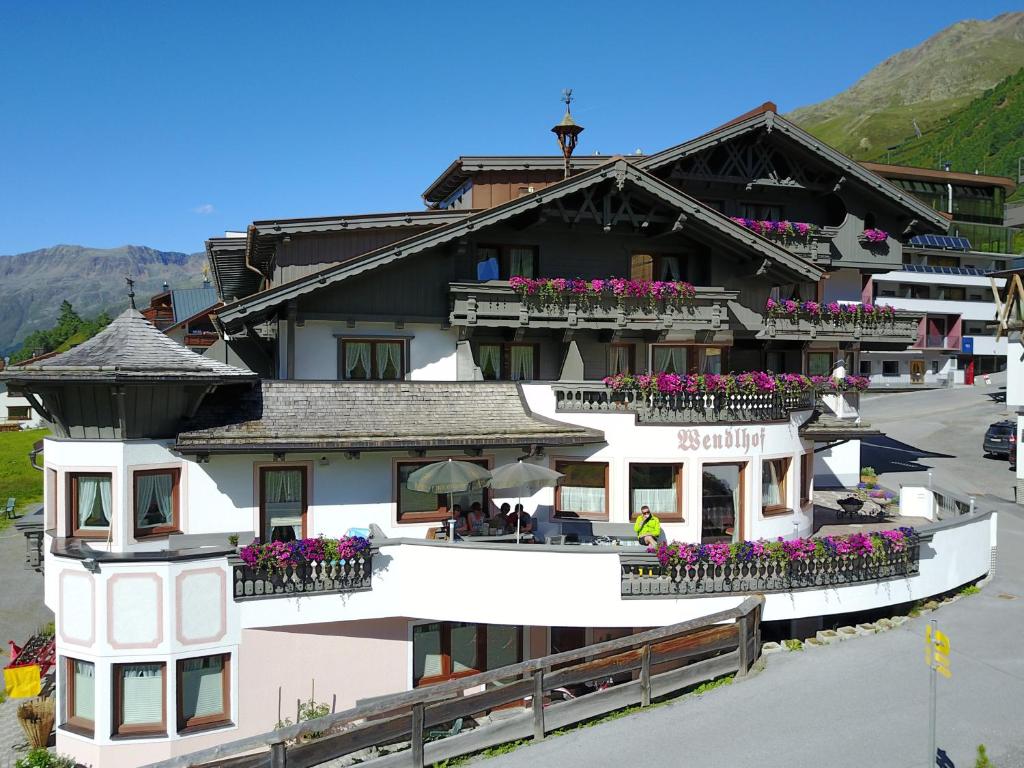 un edificio con fiori sui balconi di Pension Wendlhof a Obergurgl