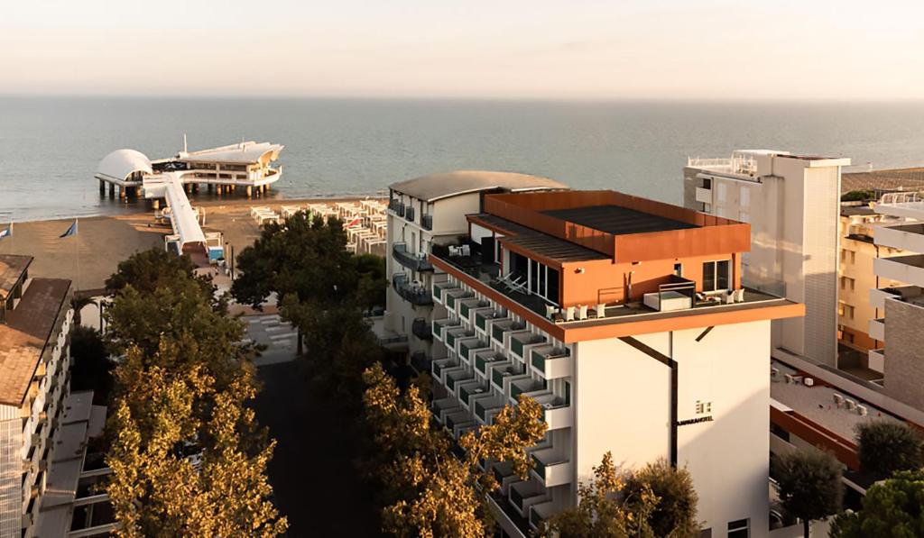 una vista aérea de un edificio con el océano en el fondo en Hotel Lampara, en Lignano Sabbiadoro