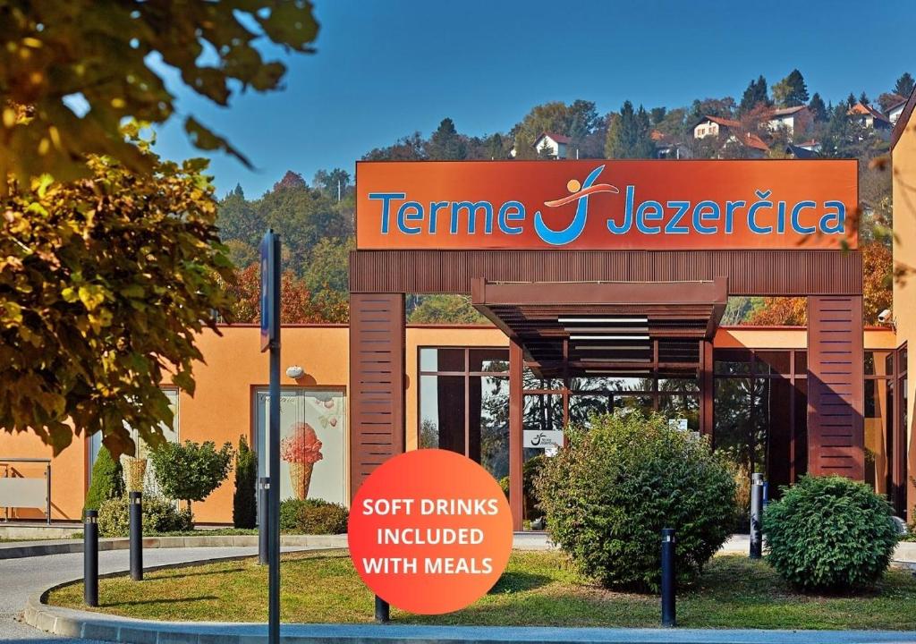 un cartel en frente de un restaurante temne jerezi en Hotel Terme Jezercica, en Donja Stubica