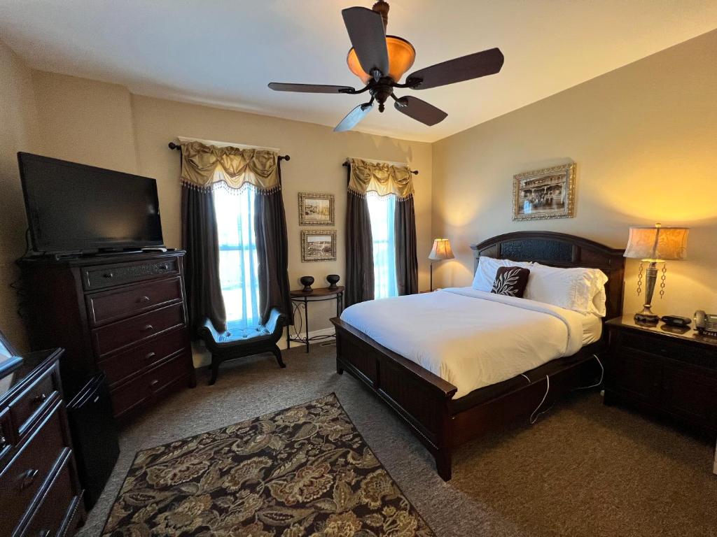 A bed or beds in a room at Historic Branson Hotel - Heritage Room with Queen Bed - Downtown - FREE TICKETS INCLUDED