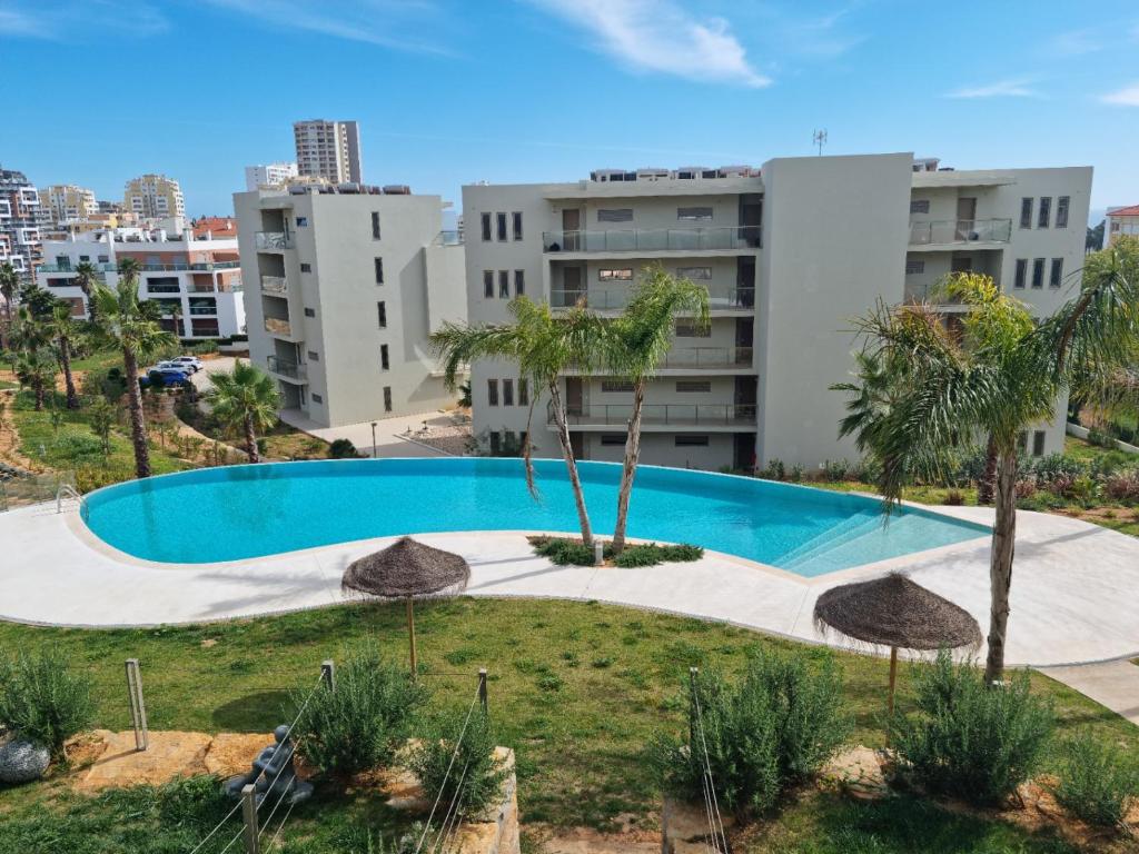 uma piscina vazia em frente a um edifício em Maktub @ Oásis Mar em Portimão