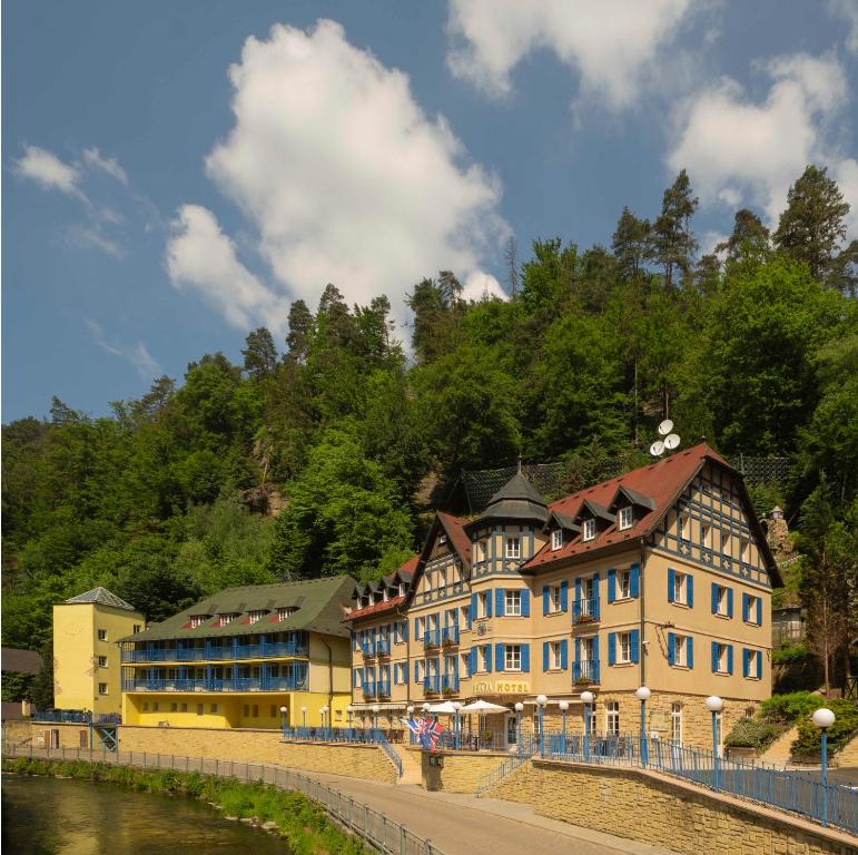 フジェンスコにあるHotel Prahaの水の隣の大きな建物