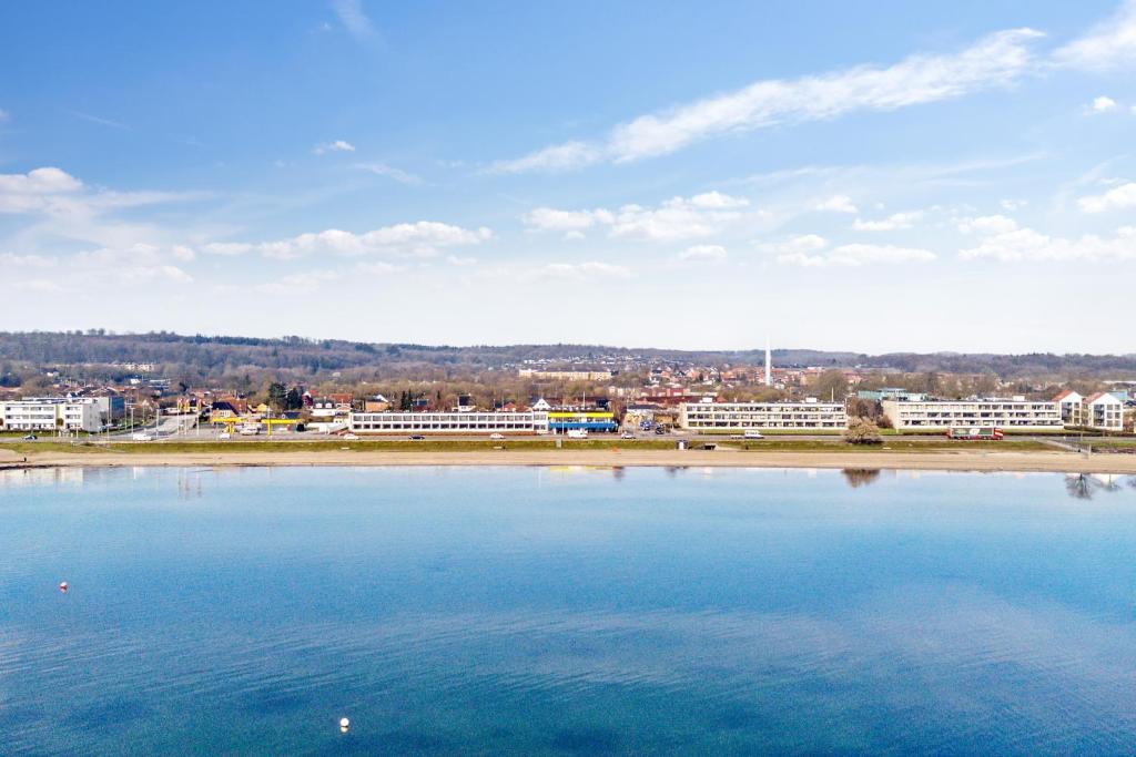 a large body of water with buildings in the background at Hotel Østersø in Aabenraa