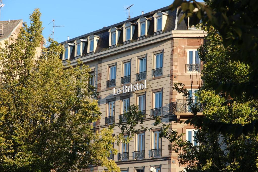 un edificio con un cartello sul lato di Hôtel Le Bristol Strasbourg Gare a Strasburgo