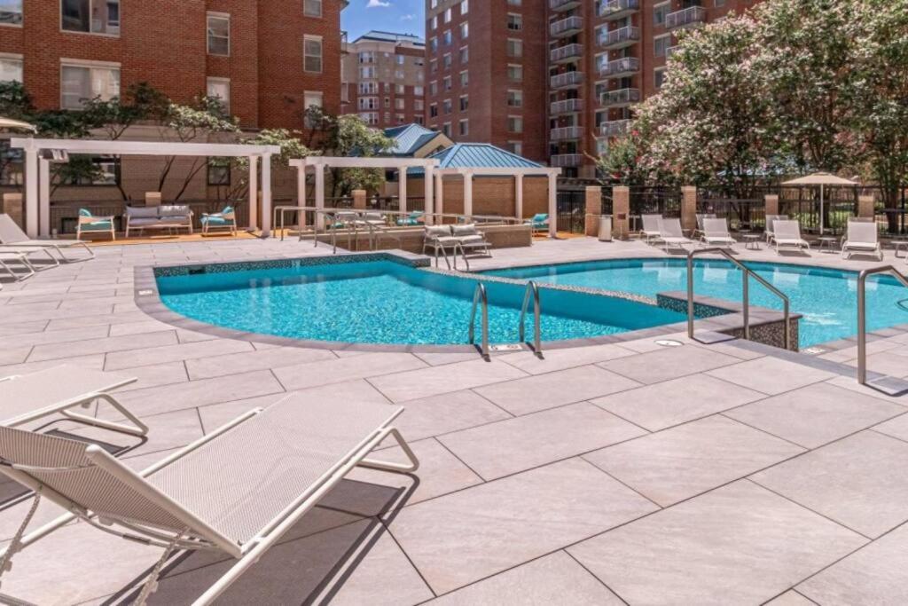 Poolen vid eller i närheten av Fantastic 1 Bedroom Condo At Ballston With Gym