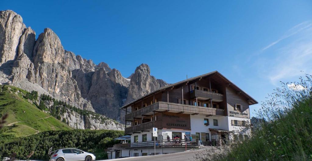 budynek na zboczu góry w obiekcie Rifugio Frara w mieście Selva di Val Gardena