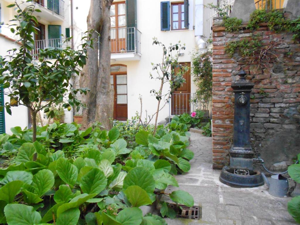 un giardino con un lampione di fronte a un edificio di Residence Domus a Pisa