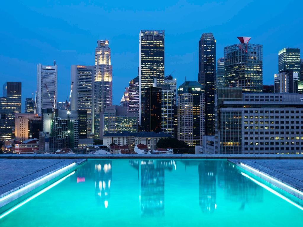 Swimming pool sa o malapit sa Mondrian Singapore Duxton