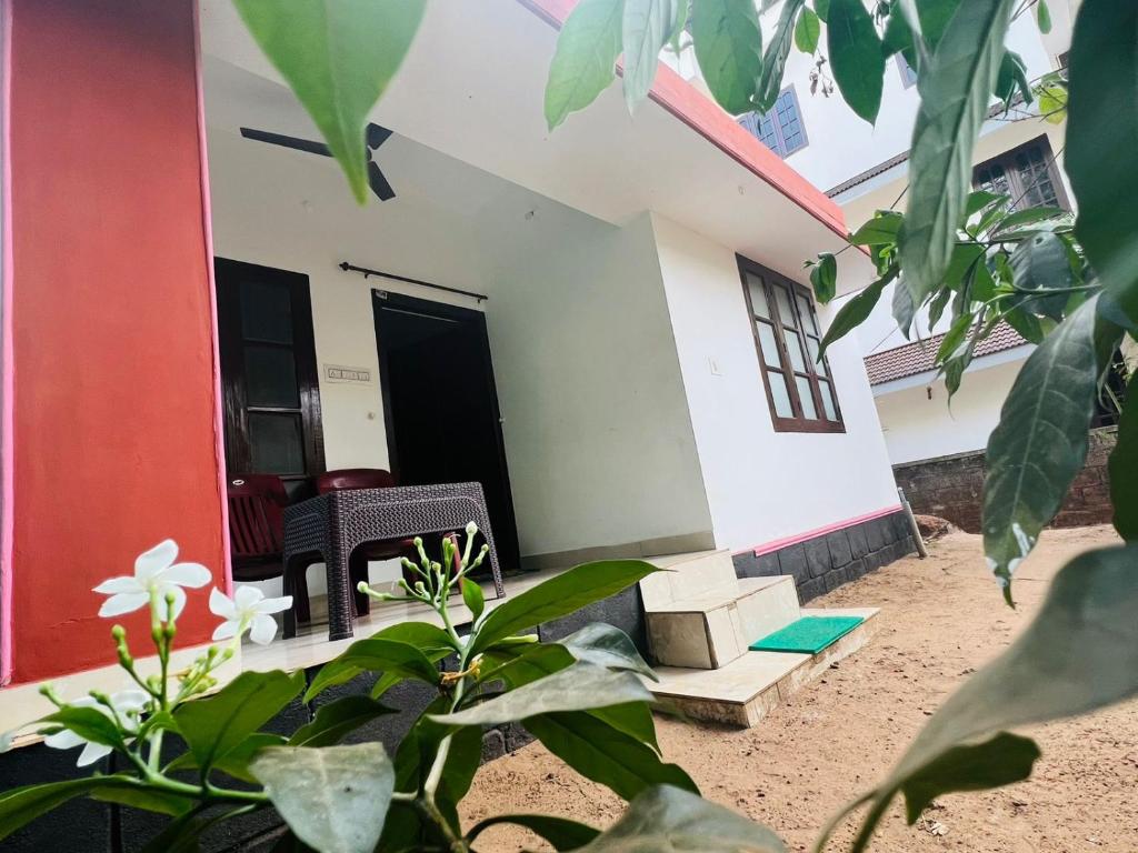 SAND BEACH HOUSE VARKALA في فاركَالا: إطلالة على الشرفة الأمامية للمنزل