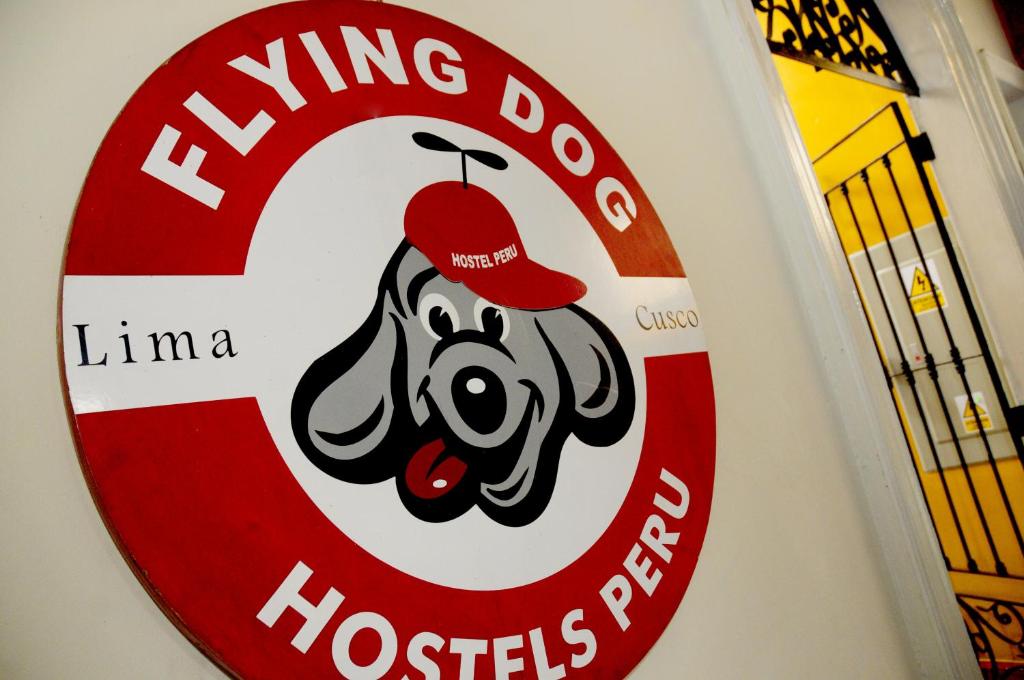 Flying Dog Hostel في ليما: علامة لمستشفى hong kong dog