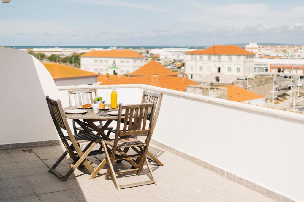 d'une table et de chaises sur un balcon avec vue. dans l'établissement Best Houses 45 - Beautiful ocean and city view, à Peniche