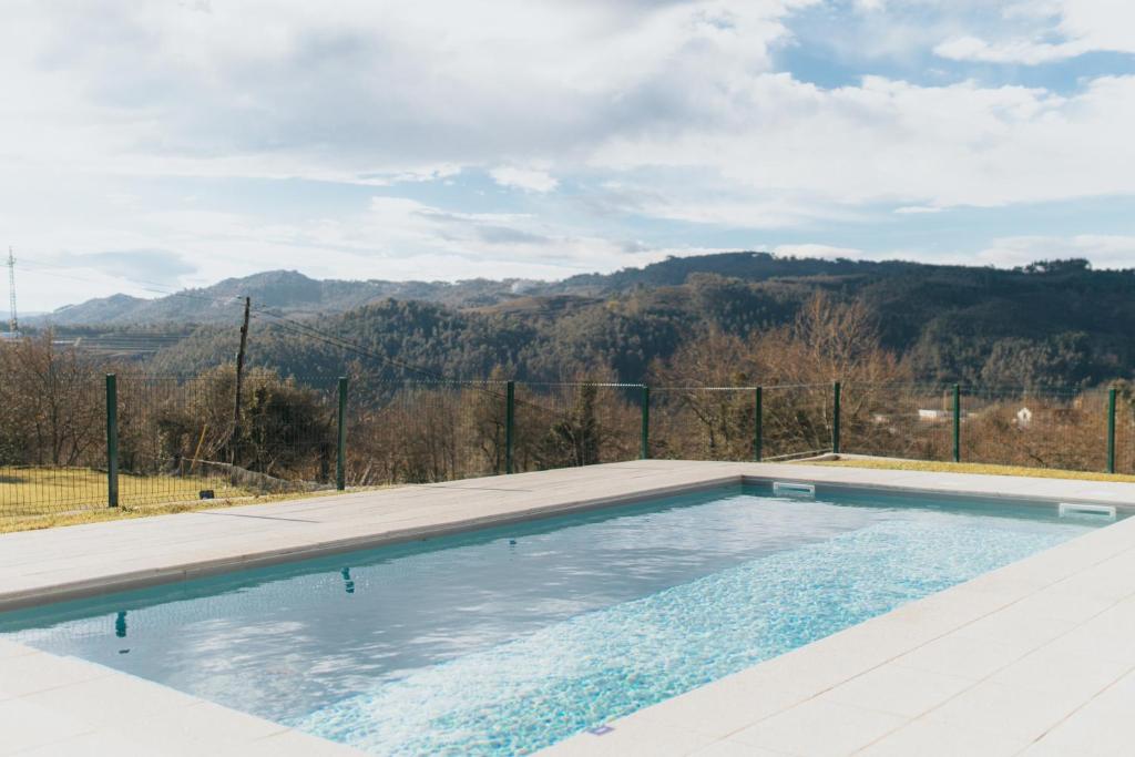 una piscina con vistas a las montañas en Quinta do Rabelo, en Braga