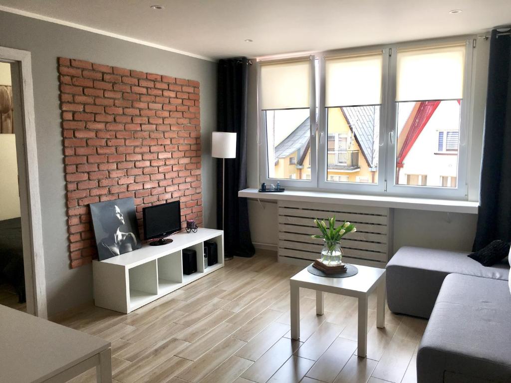 Uma TV ou centro de entretenimento em Uroczy apartament w Giżycku