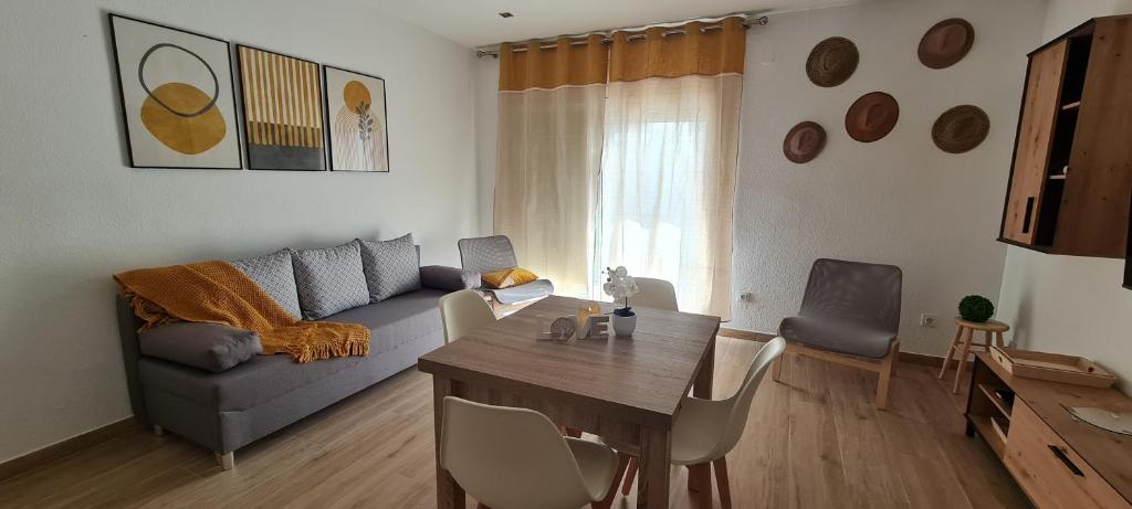 un soggiorno con divano e tavolo di LuengiHouse - Espectacular apartamento con piscina a Lloret de Mar