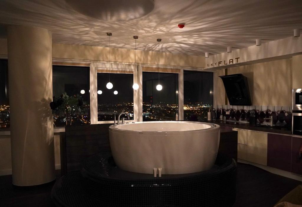 Imagine din galeria proprietății sky FLAT jacuzzi 27 FLOOR în Klaipėda