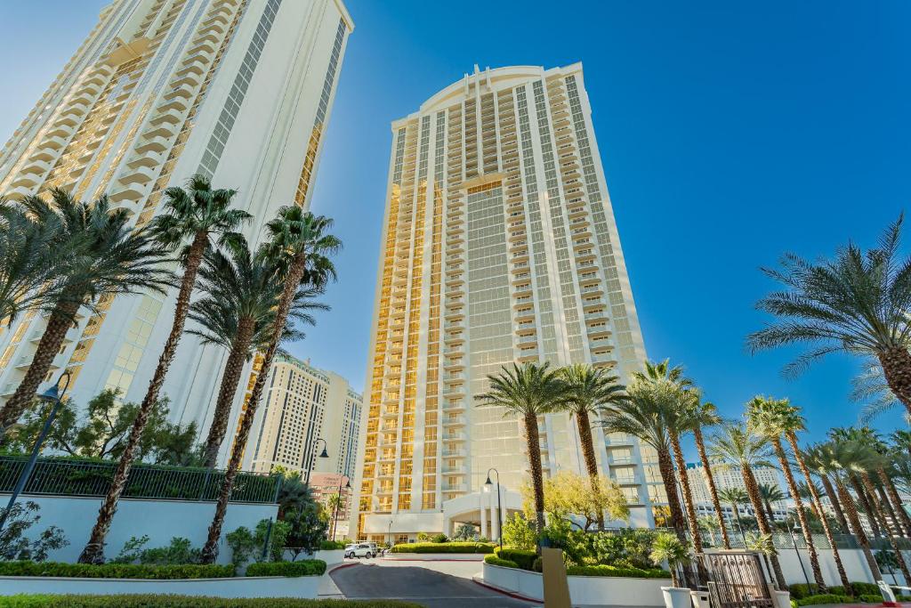 widok na dwa wysokie budynki z palmami w obiekcie MGM Signature, Centrally Located, Strip Views NO RESORT FEE w Las Vegas