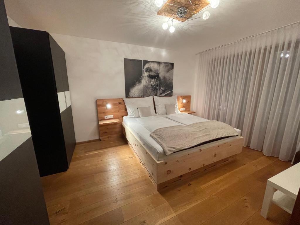 ein Schlafzimmer mit einem Bett und einer Decke in der Unterkunft Mona Apartment in Going