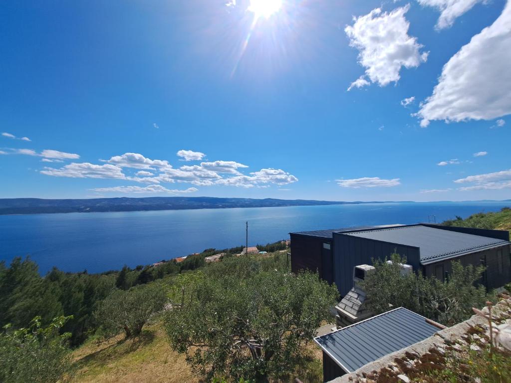 - une vue sur le lac depuis un bâtiment dans l'établissement Bella vista with jacuzzi 1, à Omiš