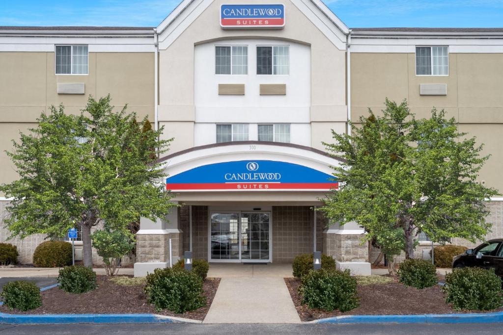 eine Darstellung der Vorderseite des Hotels in der Unterkunft Candlewood Suites Elkhart, an IHG Hotel in Elkhart