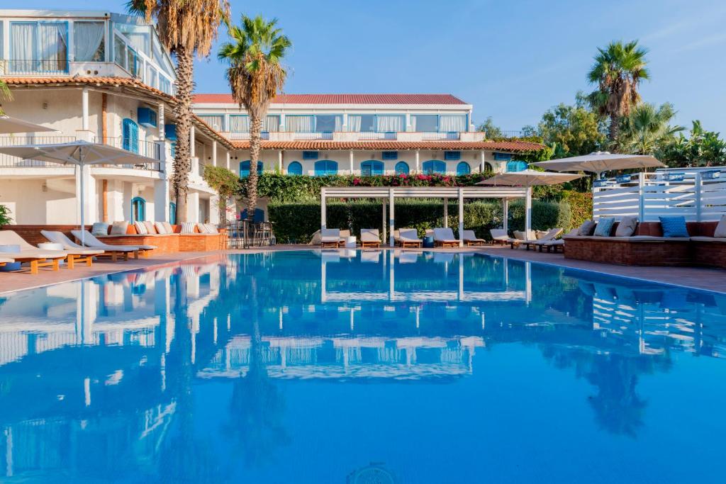 The swimming pool at or close to Le Dune Sicily Hotel