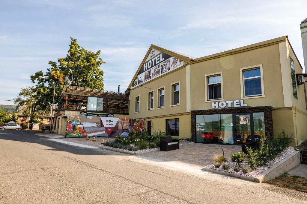 um hotel ao lado de uma rua em Wellness Hotel Kocanda em Děčín