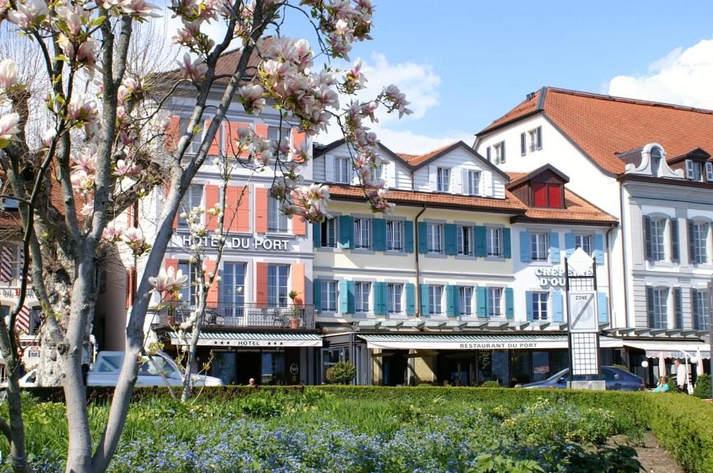 eine Reihe von Gebäuden in einer Stadt mit Blumen in der Unterkunft Hôtel du Port in Lausanne