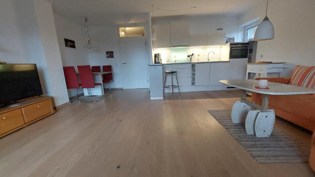 uma sala de estar com um sofá, uma mesa e uma cozinha em Ferienwohnung sunset Weissenstadt em Weißenstadt