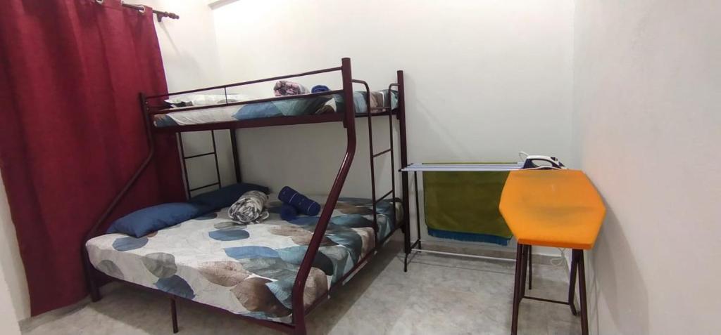 Tempat tidur dalam kamar di Safiyya Homestay