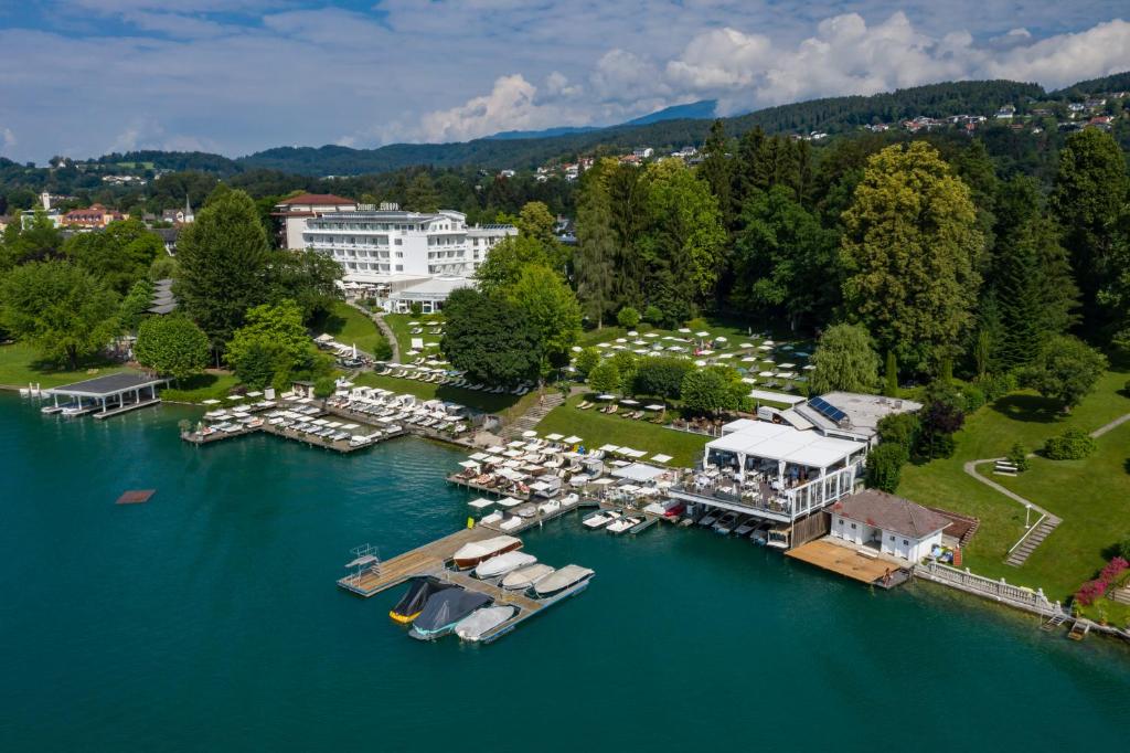 z powietrza widok na przystań z łodziami w wodzie w obiekcie Seehotel Europa w mieście Velden am Wörthersee